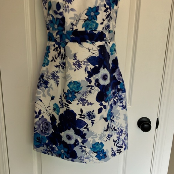 Gorgeous white w/shades of blue floral dress w/fun ruffle & fab back bow 🎀 - Picture 4 of 16